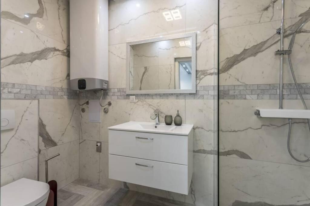 Royal Platinum Studio Apartment فوديس المظهر الخارجي الصورة